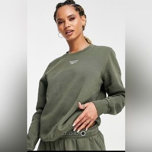 NWOT Reebok sweatshirt Olive green |size medium